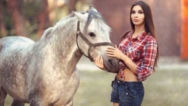 mujer tiene sexo con un caballo